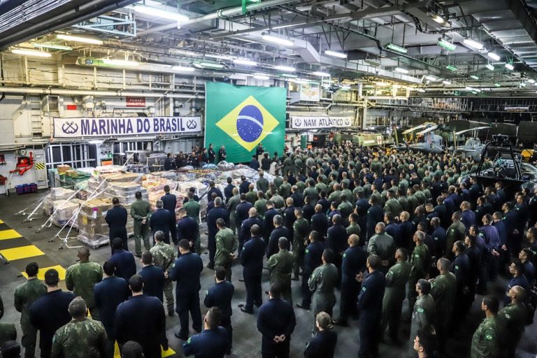 MISSÃO HUMANITÁRIA: NAVIO-AERÓDROMO “ATLÂNTICO” E FORÇAS DA MARINHA CHEGAM AO RIO GRANDE DO SUL COM APOIO ESSENCIAL