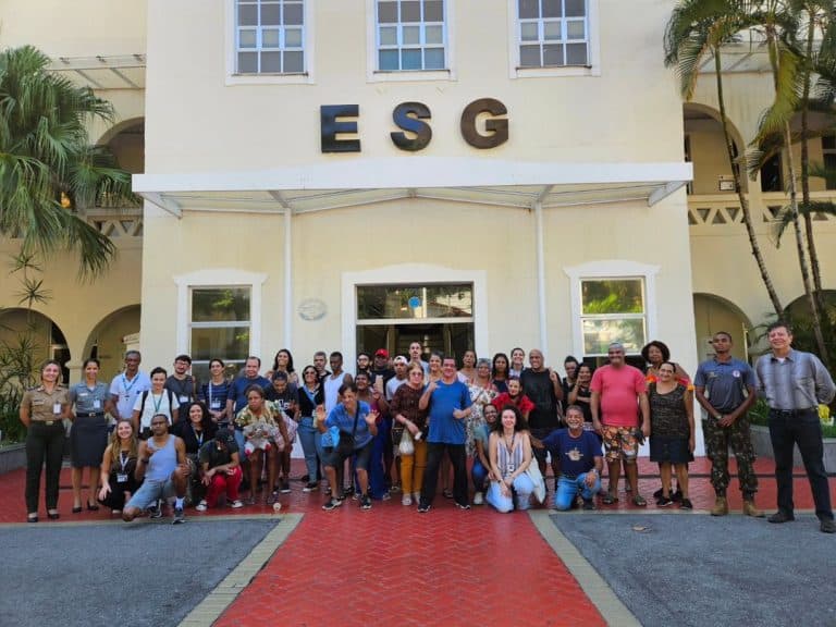 ESCOLA SUPERIOR DE GUERRA E CCFEx RECEBEM VISITA ESPECIAL DE PACIENTES DO CAPS III DA ROCINHA