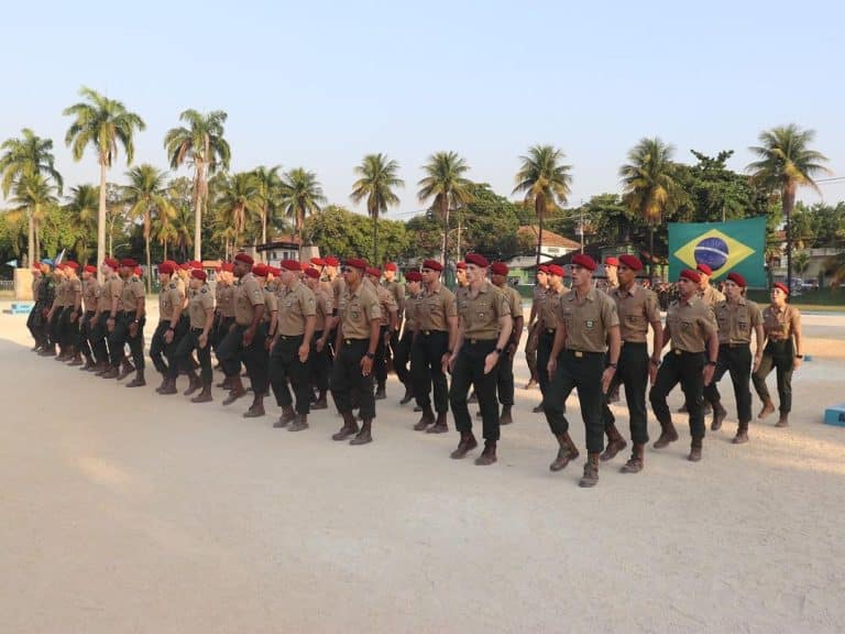 NOVOS MESTRES DE SALTO SÃO BREVETADOS NO CENTRO DE INSTRUÇÃO PARAQUEDISTA GENERAL PENHA BRASIL