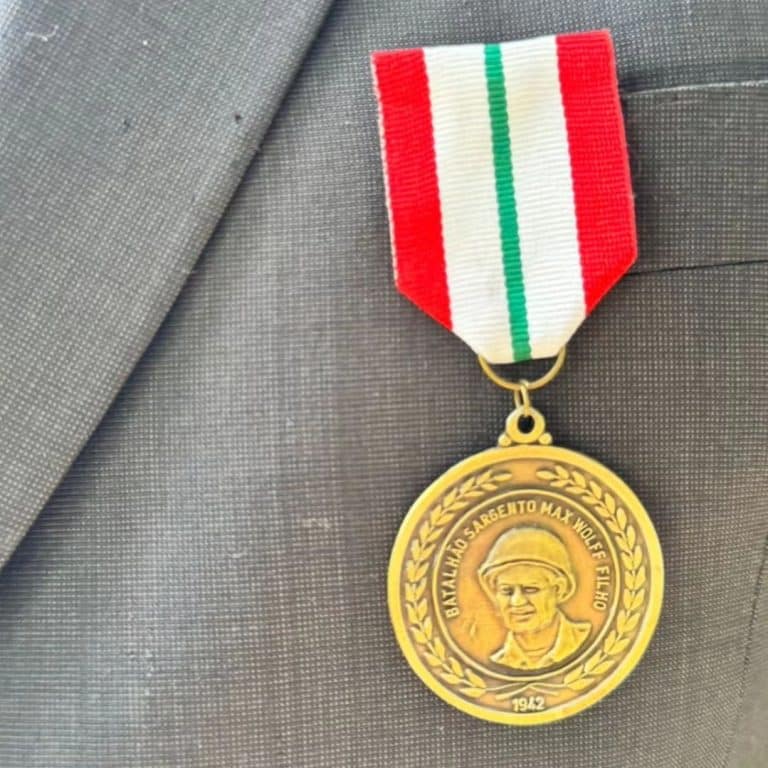 GRUSEF HONRADO COM MEDALHA “BATALHÃO SARGENTO MAX WOLF FILHO” EM COMEMORAÇÃO AO DIA DA LIBERTAÇÃO DA ITÁLIA