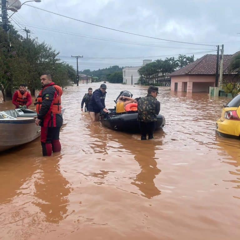 HONRA E DEDICAÇÃO: 3º BE CMB ATUA DECISIVAMENTE EM SÃO SEBASTIÃO DO CAÍ DURANTE CRISE DE ENCHENTES