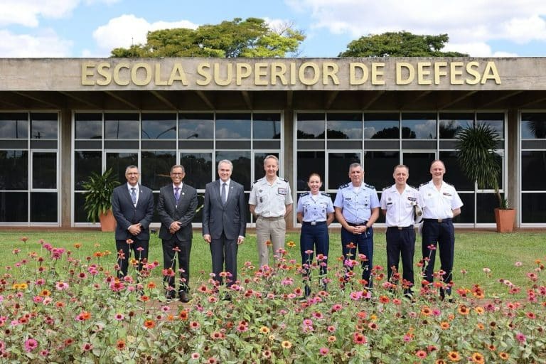 MAJOR-GENERAL FRANCÊS VISITA ESCOLA SUPERIOR DE DEFESA PARA FORTALECER LAÇOS E EXPANDIR COOPERAÇÃO