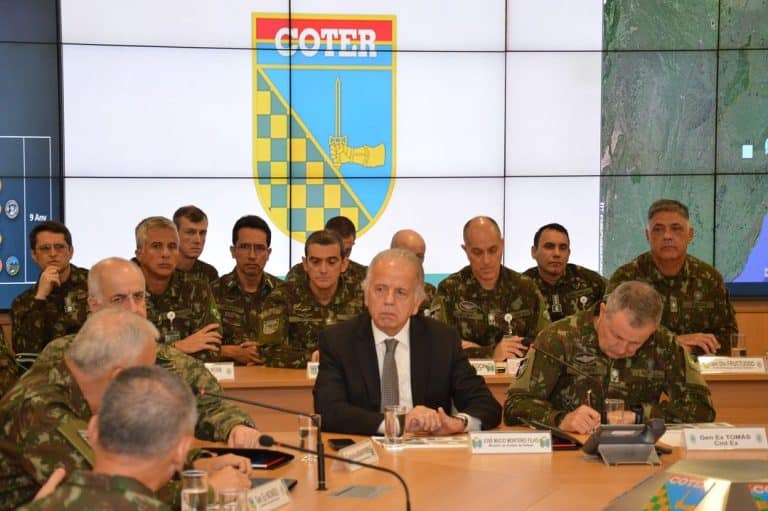 MINISTRO DA DEFESA E ALTO COMANDO DAS FORÇAS ARMADAS PARTICIPAM DE BRIEFING NO COTER