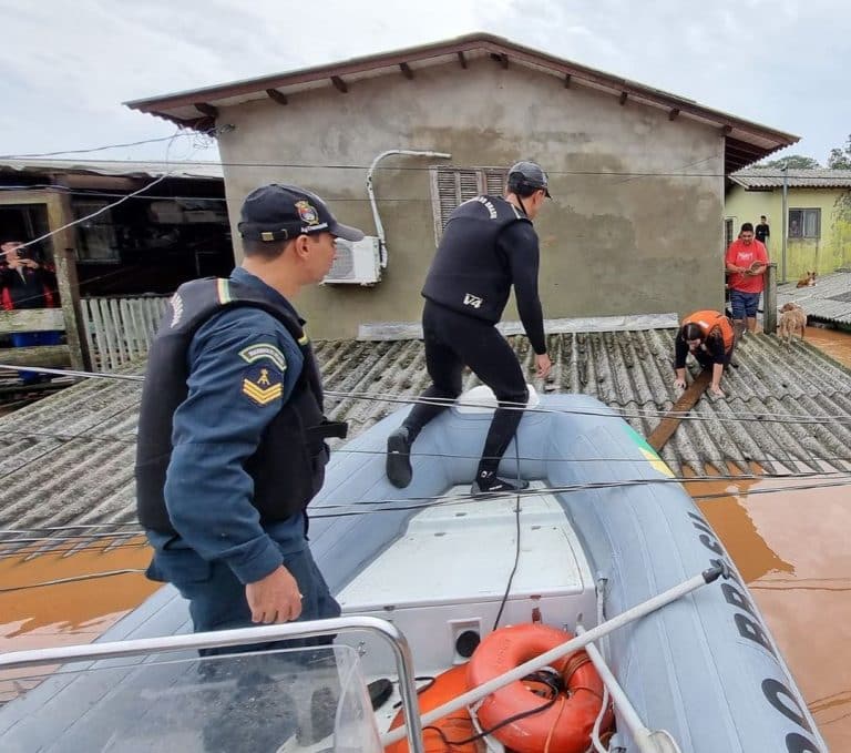 MARINHA DO BRASIL: MILITARES REFORÇAM ATENDIMENTO A VÍTIMAS DOS TEMPORAIS NO RS