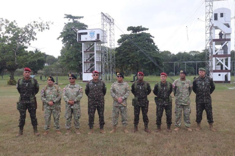 GENERAL PERUANO VISITA CENTRO DE INSTRUÇÃO PÁRA-QUEDISTA E DESTACA AVANÇOS TECNOLÓGICOS DO BRASIL