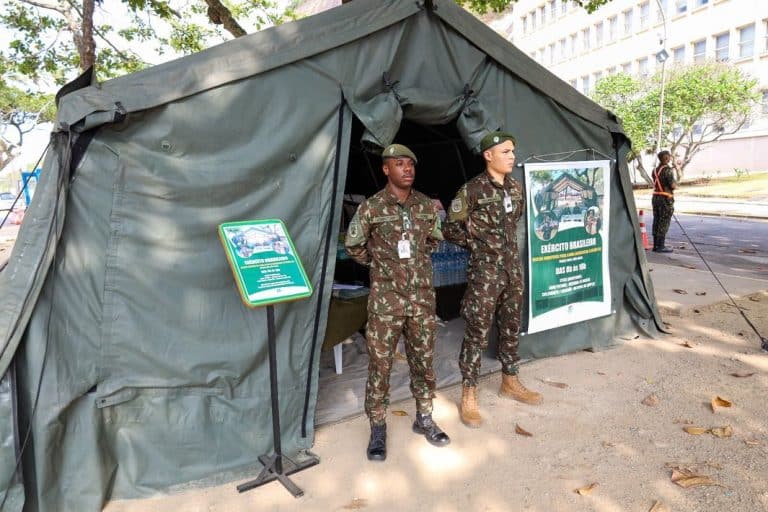 ESCOLA DE COMANDO E ESTADO-MAIOR DO EXÉRCITO E INSTITUTO MILITAR DE ENGENHARIA UNEM FORÇAS EM CAMPANHA DE DOAÇÕES PARA VÍTIMAS NO RIO GRANDE DO SUL