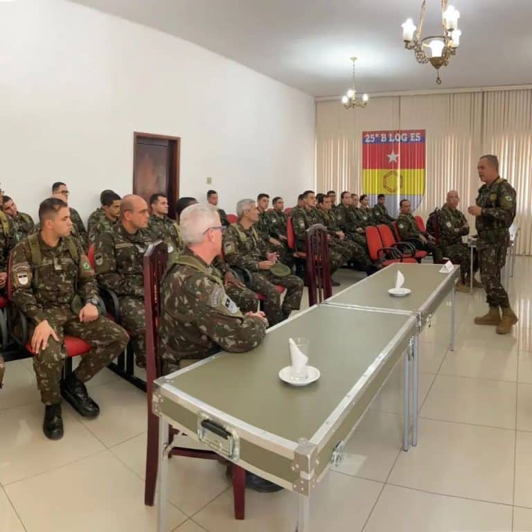 INSPEÇÃO ESTRATÉGICA: GENERAL EDUARDO TAVARES MARTINS VISITA 25º BATALHÃO LOGÍSTICO (ESCOLA)