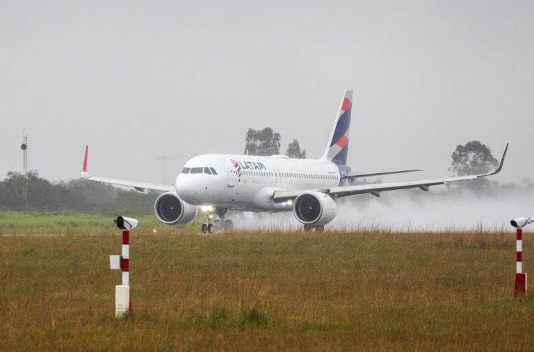 BASE AÉREA DE CANOAS RECEBE PRIMEIRO VOO COMERCIAL DE PASSAGEIROS