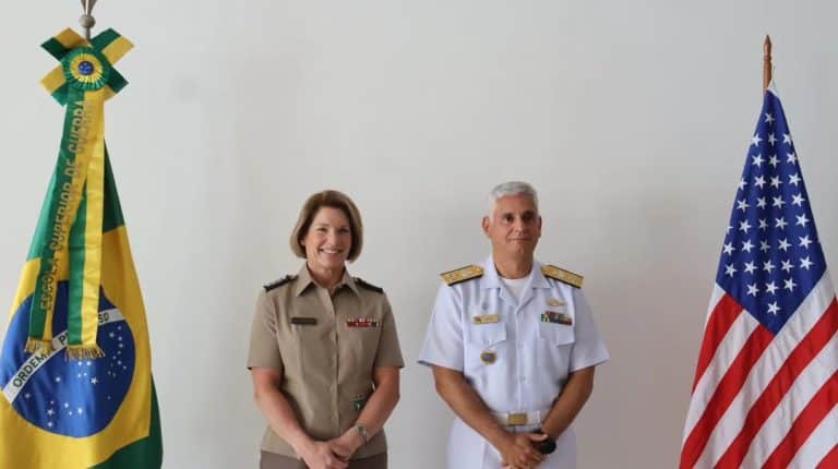 VISITA ILUSTRE: GENERAL LAURA J. RICHARDSON, DO COMANDO SUL DOS EUA, VISITA A ESCOLA SUPERIOR DE GUERRA