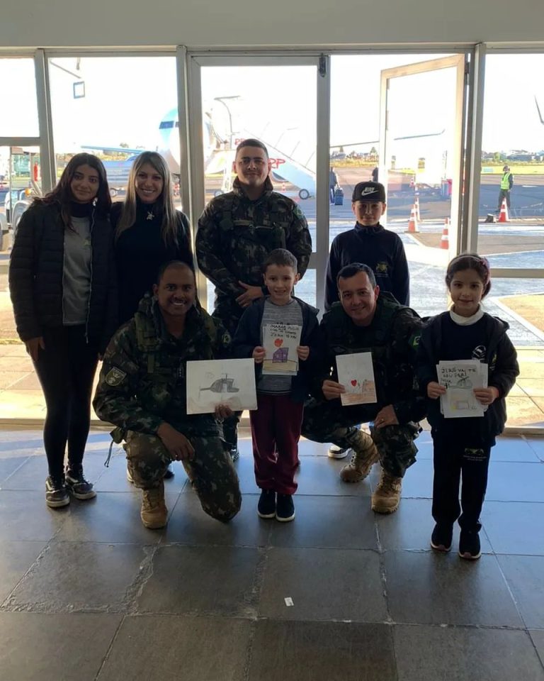 ALUNOS DE CAXIAS DO SUL VISITAM AEROPORTO E HOMENAGEIAM MILITARES DO 3º GAAAe
