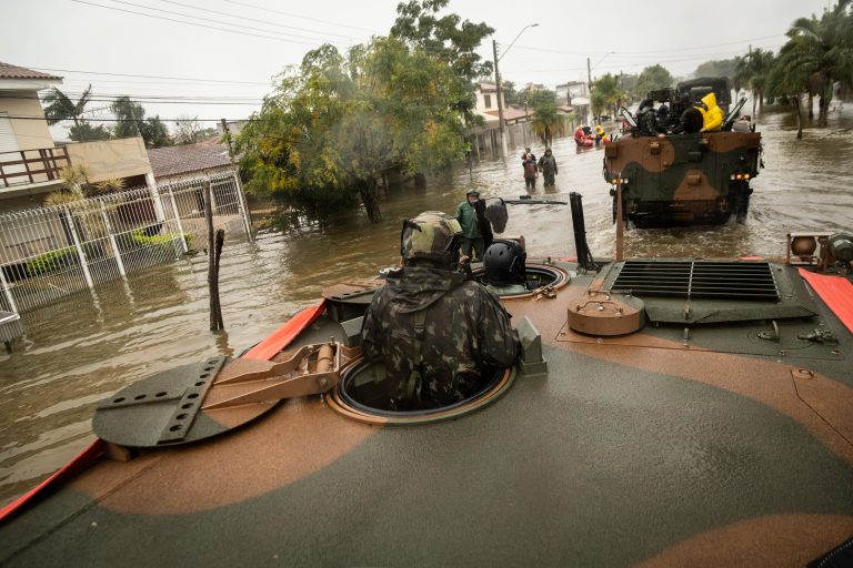 VEÍCULOS ANFÍBIOS GUARANI DO EXÉRCITO REFORÇAM RESGATES EM PELOTAS DIANTE DAS INUNDAÇÕES