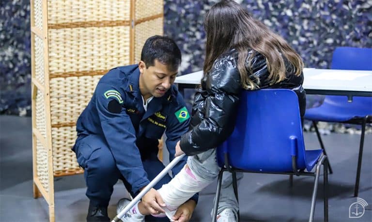 MARINHA LEVA ESPERANÇA ÀS VÍTIMAS DAS ENCHENTES NO RS: ATENDIMENTOS A BORDO DO NAVIO-AERÓDROMO
