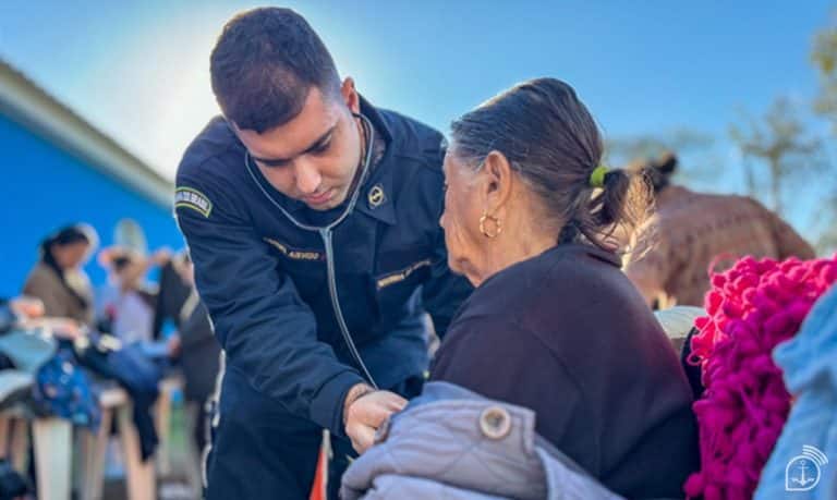OS MÉDICOS DA MARINHA DO BRASIL LEVAM ESPERANÇA A PELOTAS (RS)