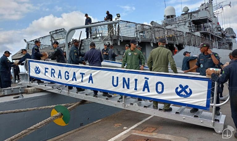 MARINHA TRANSPORTA 39 TONELADAS DE DONATIVOS PARA O RIO GRANDE DO SUL