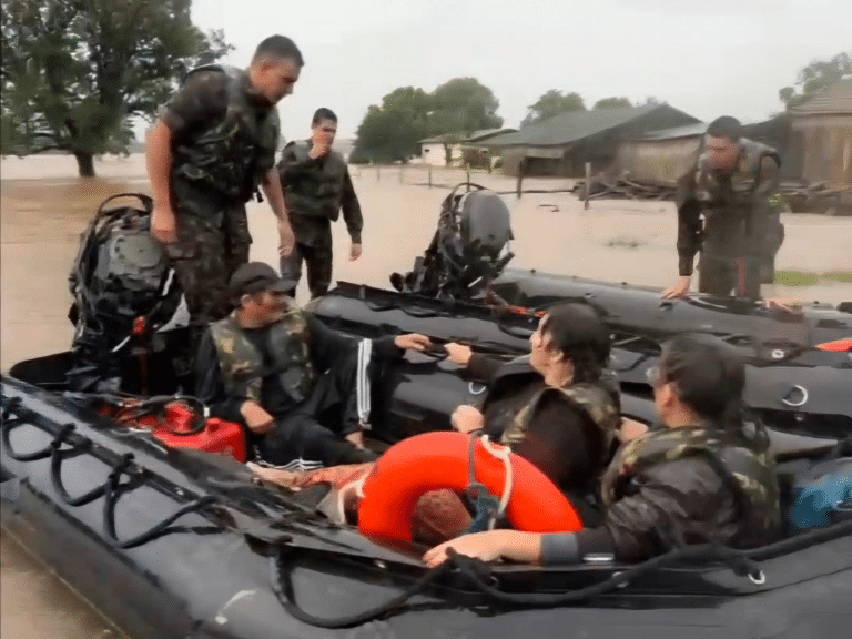 OPERAÇÃO SEMPRE PRONTOS: EXÉRCITO BRASILEIRO EM AÇÃO NO RESGATE ÀS VÍTIMAS DAS CHUVAS NO RIO GRANDE DO SUL