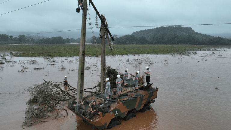EXÉRCITO BRASILEIRO MOBILIZA MAIS DE MIL MILITARES EM AÇÃO HEROICA DE RESGATE NO RIO GRANDE DO SUL