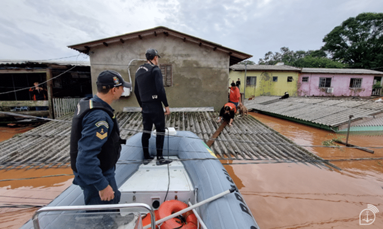 MARINHA DO BRASIL AMPLIA APOIO E RESGATE NO RIO GRANDE DO SUL COM OPERAÇÕES INTEGRADAS DE EMERGÊNCIA