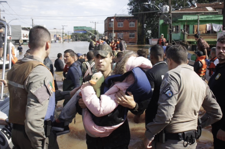 EXÉRCITO BRASILEIRO MOBILIZA FORÇAS NACIONAIS EM RESPOSTA ÀS ENCHENTES NO RIO GRANDE DO SUL