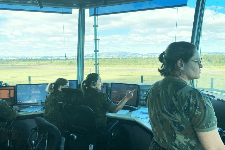 FORÇA AÉREA BRASILEIRA GERENCIA OPERAÇÕES AÉREAS ESSENCIAIS DURANTE CRISE NO RS
