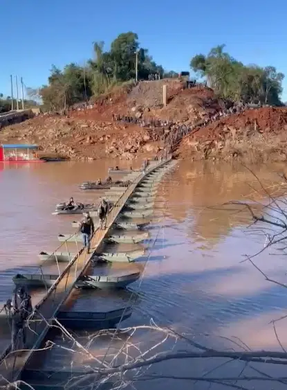 5º BATALHÃO DE ENGENHARIA DE COMBATE BLINDADO INSTALA PASSARELA FLOTUANTE EM RESPOSTA À TRAGÉDIA NO RIO GRANDE DO SUL