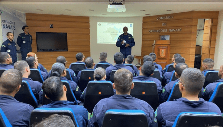 ASPIRANTES DA ESCOLA NAVAL EXPLOREM O CENTRO DE OPERAÇÕES MARÍTIMAS E PROTEÇÃO DA AMAZÔNIA AZUL