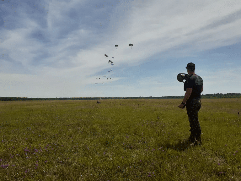 INSTRUTOR BRASILEIRO RECEBE HOMENAGEM NA AIRBORNE SCHOOL DOS EUA