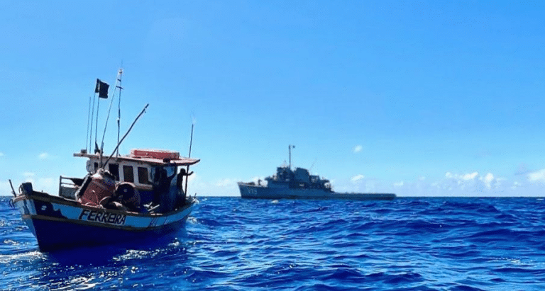 CORVETA “CABOCLO” REALIZA APOIO LOGÍSTICO E PATRULHA NAVAL NA ZONA ECONÔMICA EXCLUSIVA