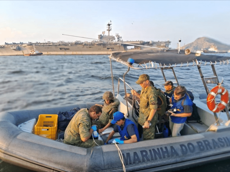 MARINHA DO BRASIL REALIZA MONITORAMENTO DE RADIAÇÃO NA ÁGUA DURANTE PERMANÊNCIA DO USS GEORGE WASHINGTON NA BAÍA DE GUANABARA