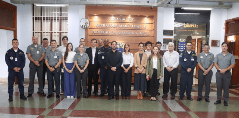 Alunos da Escola de Guerra Naval visitam o COMPAAz para conhecer operações e capacidades.