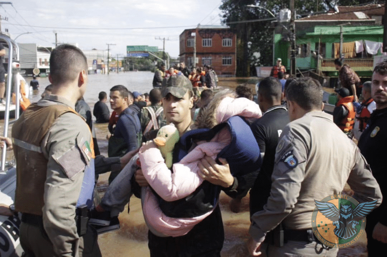 EXÉRCITO BRASILEIRO ATUA INCANSAVELMENTE NO SOCORRO A POPULAÇÃO DO RIO GRANDE DO SUL