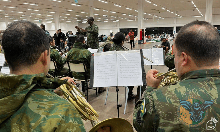 MÚSICOS DA MARINHA LEVAM ALEGRIA AOS ABRIGOS NO RIO GRANDE DO SUL