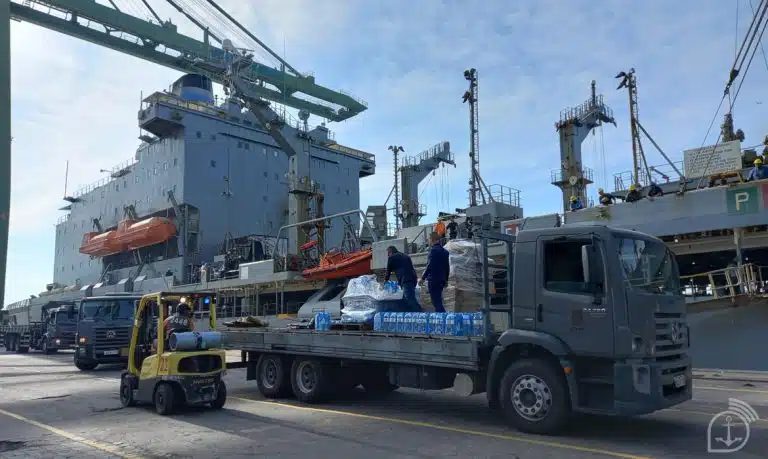 NAVIO DA MARINHA DOS EUA TRANSPORTA DOAÇÕES PARA O RIO GRANDE DO SUL