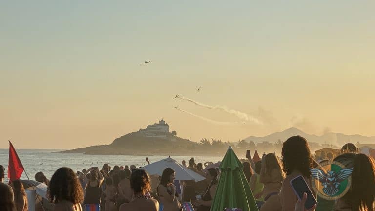 Esquadrilha da Fumaça encanta público em apresentação espetacular em Saquarema