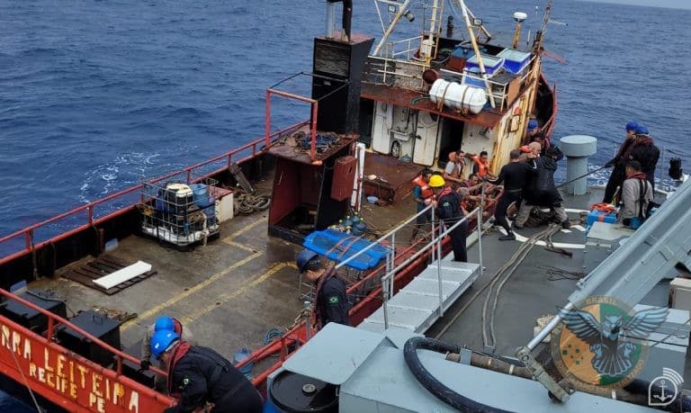 MARINHA DO BRASIL RESGATA OITO TRIPULANTES À DERIVA EM NATAL (RN)