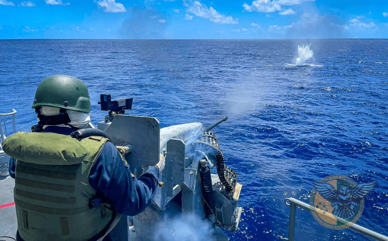 NAVIO-PATRULHA “GUARATUBA” E CORVETA “CABOCLO” REALIZAM EXERCÍCIO DE TIRO REAL NO LITORAL BAIANO