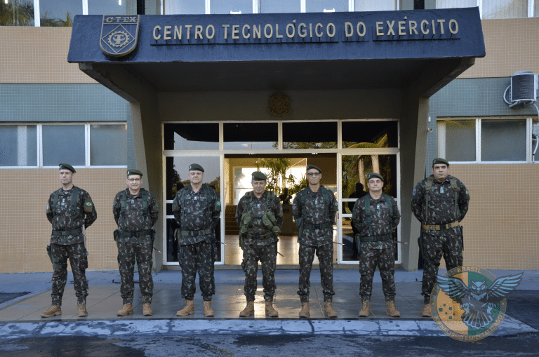 COMANDANTE DO EXÉRCITO VISITA CENTRO TECNOLÓGICO E VALORIZA INOVAÇÃO