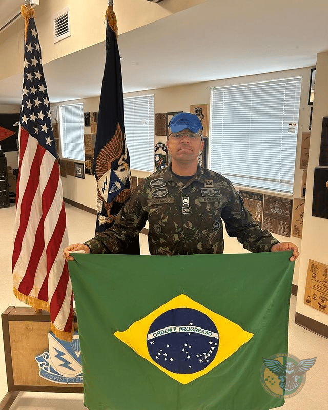 2º SGT LUCAS MOURA DO EXÉRCITO BRASILEIRO CONCLUI CURSOS NA AIRBORNE SCHOOL NOS EUA