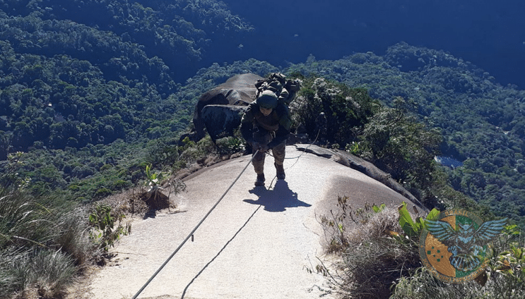 BATALHÃO TONELERO REALIZA TREINAMENTO DE ESCALADA MILITAR NO PARNASO