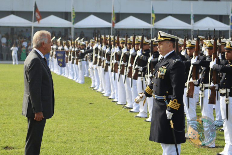 Ministro José Mucio entrega espadins a novos aspirantes na Escola Naval