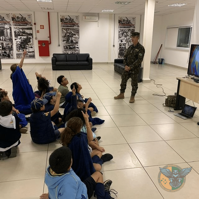 Jovens escoteiros do ar exploram aviação do Exército em visita especial