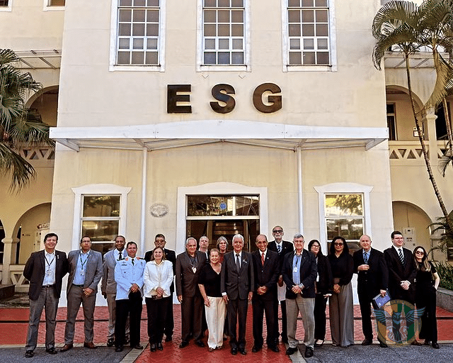 Delegação da ADESG/RJ é recebida pela ESG com palestras e homenagens
