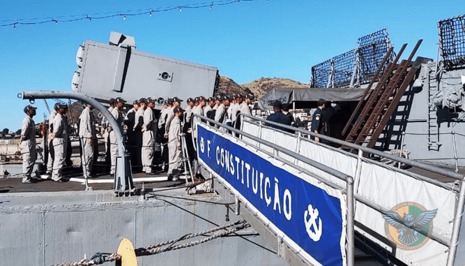 Futuro da Marinha: Aprendizes-Marinheiros da EAMES realizam visita prática à Fragata “Constituição”