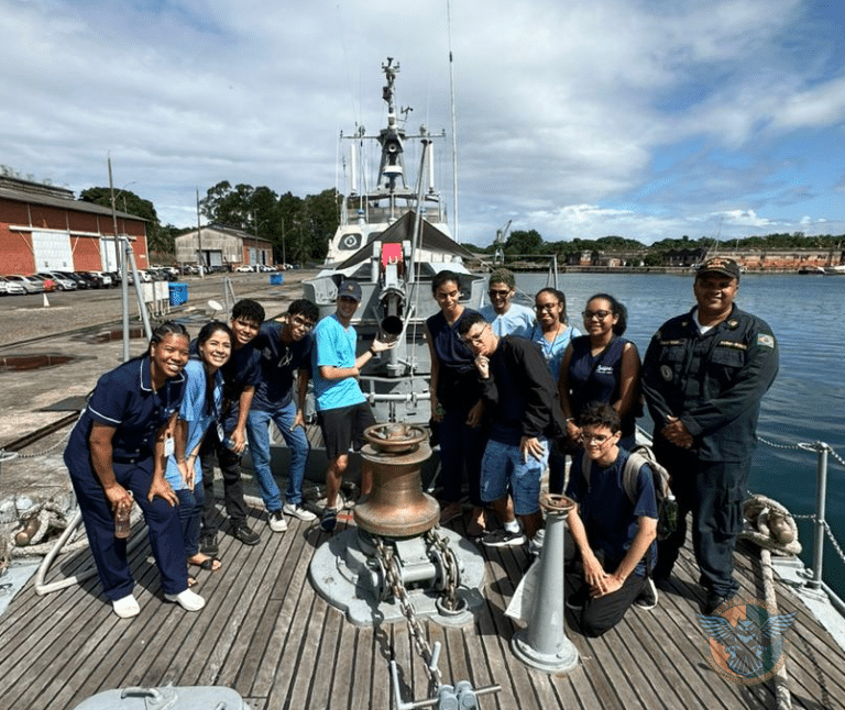 Alunos de Salvador exploram navios da Marinha em dia especial