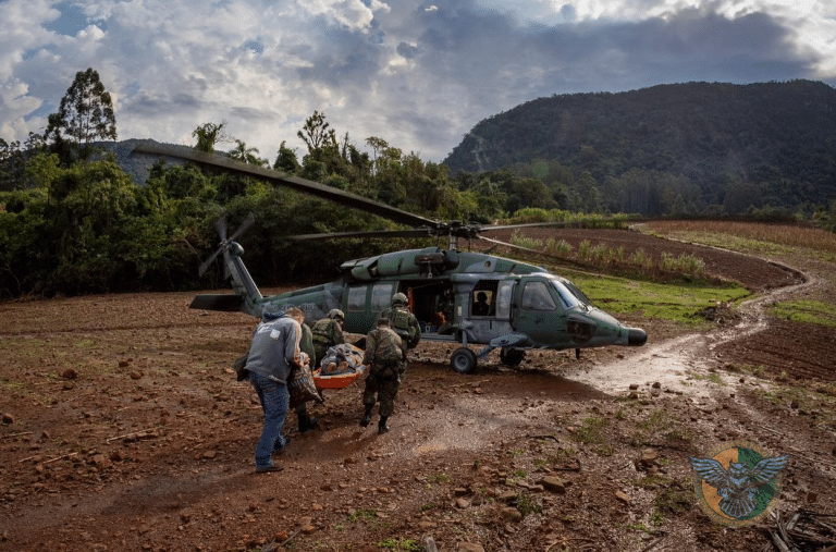 Força Aérea Brasileira Salva Gestante em Missão de Resgate no Rio Grande do Sul