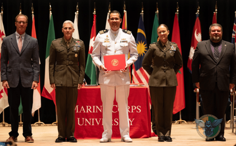 Oficiais da Marinha do Brasil são premiados em universidades americanas