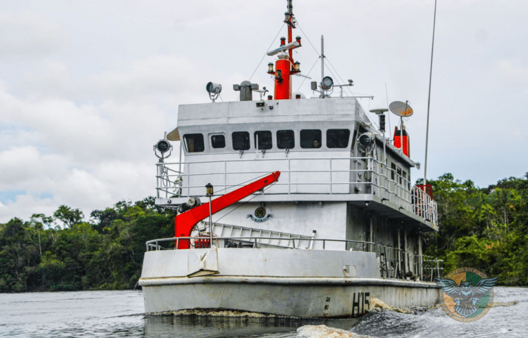 Marinha atua na navegação segura e apoio humanitário na seca amazônica