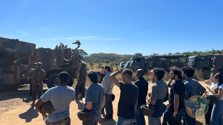 Professores e alunos da UFF conhecem a AD/1 em programa do Exército