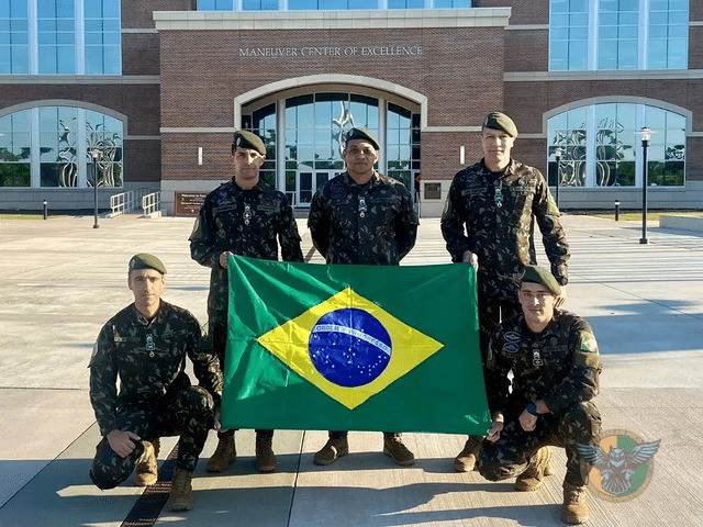 Excelência Brasileira: Militares Conquistam Prêmios em Curso Avançado nos EUA