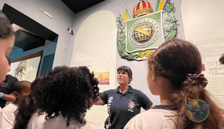 Estudantes do RJ exploram legado do Almirante Barroso no Museu Naval