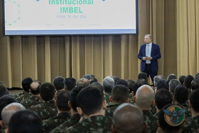 General Canhaci destaca importância da IMBEL em palestra na ECEME